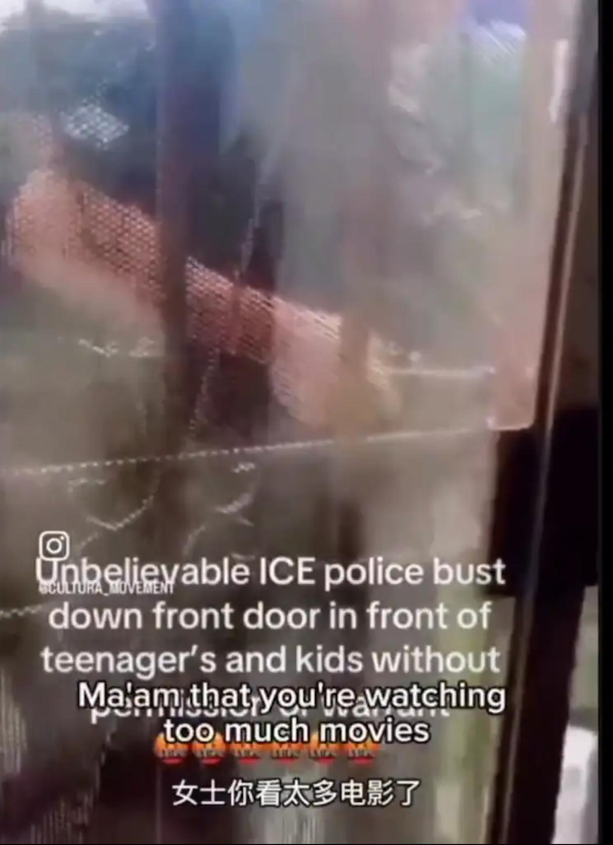 美国ICE抓非法移民，直接破门而入，对方要求执法人员出事搜查令。被当场嘲讽“电影