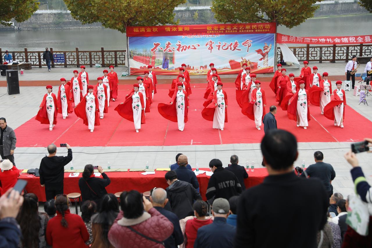 河南潢川  福满金秋  情浓重阳  
   在重阳佳节之际，潢川县文联旗袍文化协