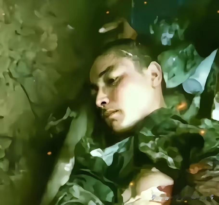 这张照片是在向志平烈士牺牲前十分钟留下的。
 
年仅20岁的向志平在炸掉敌人两个