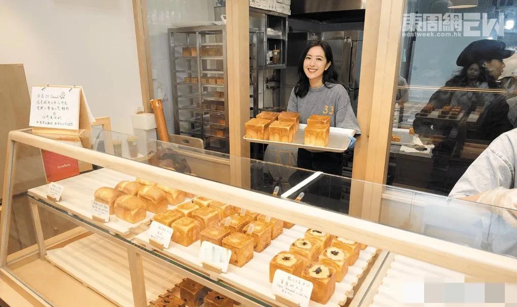 唐诗咏自从开了烘焙店后，经常在店里忙碌，很多事情都亲力亲为，还经常有一大批tvb