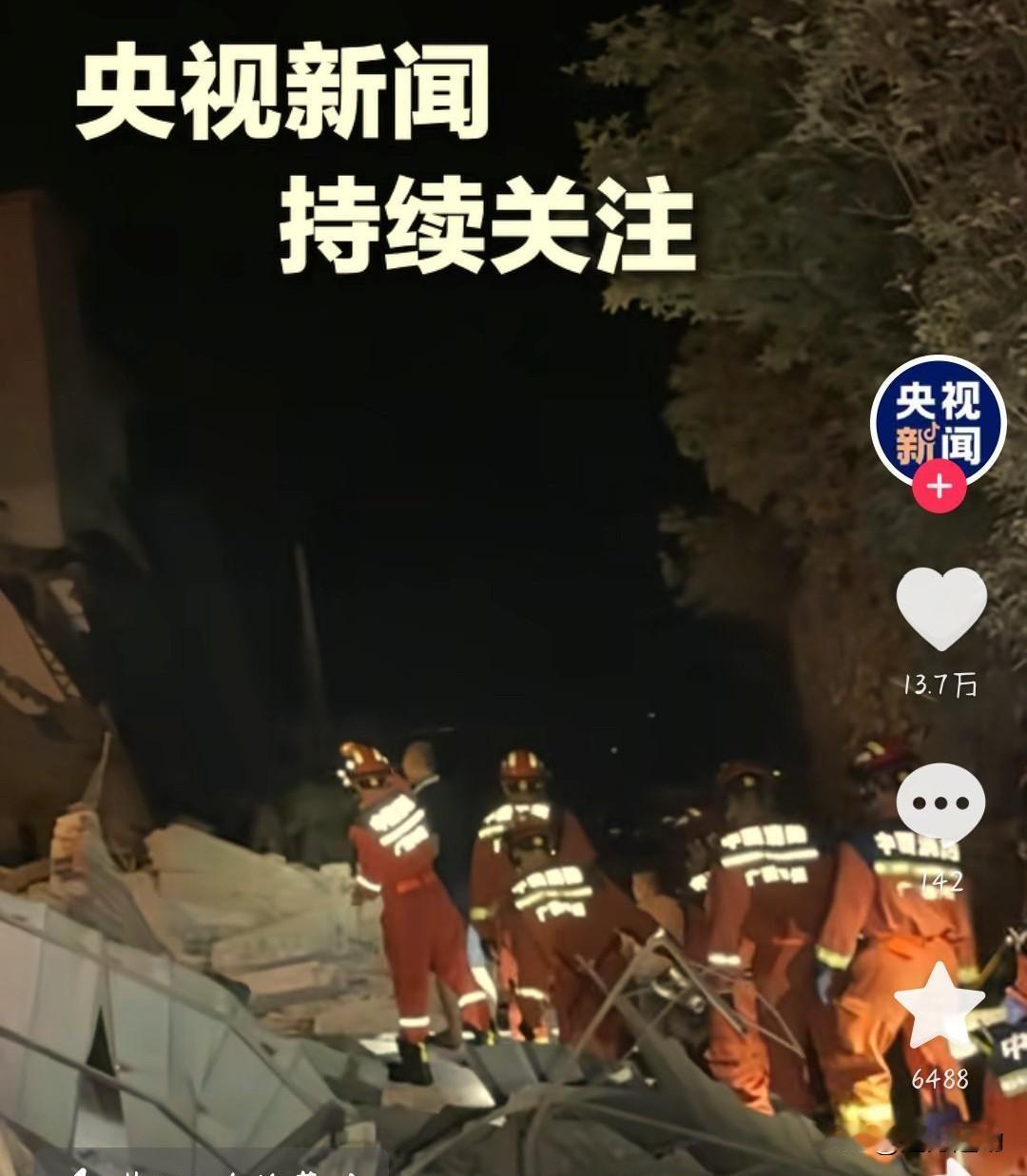 地震突发别慌张，牢记伏地、遮挡、手抓牢。就近躲在坚固桌下或墙角，双手护头，远离窗