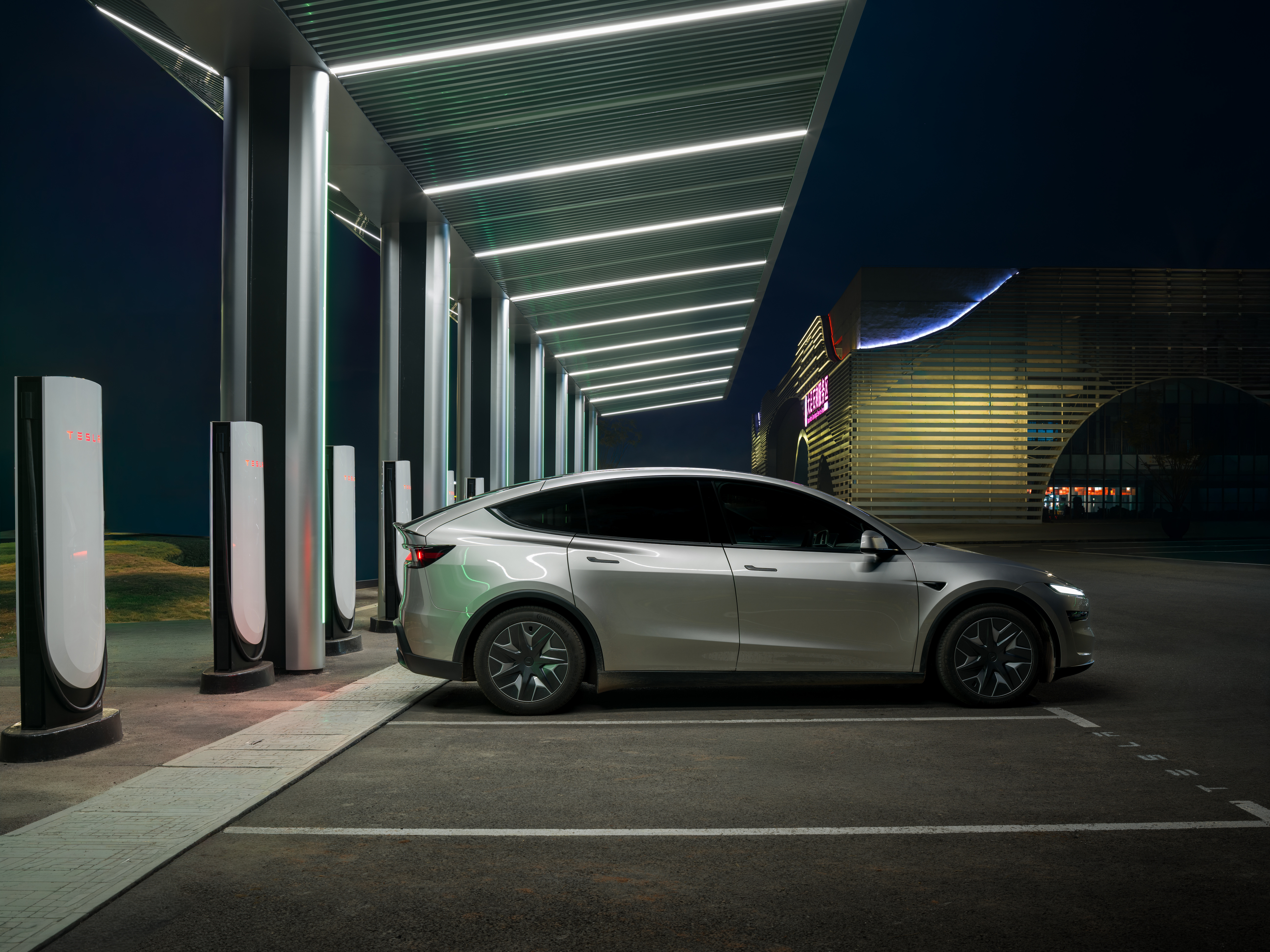 特斯拉重庆55座高速服务区超充站正式上线这是特斯拉在国内一次性投建数量最多、规模