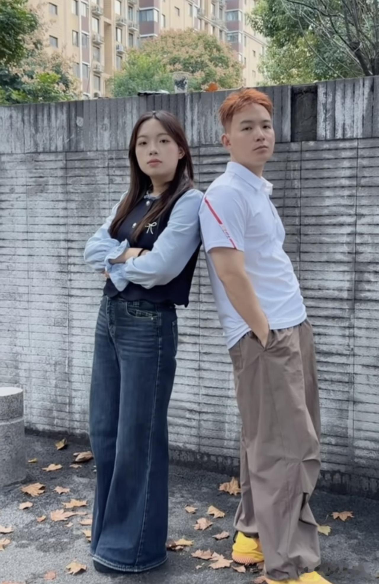 谢浩男
染了黄发
他这是开始叛逆了？他可是研究生啊，不过研究生染黄发倒也不是什么
