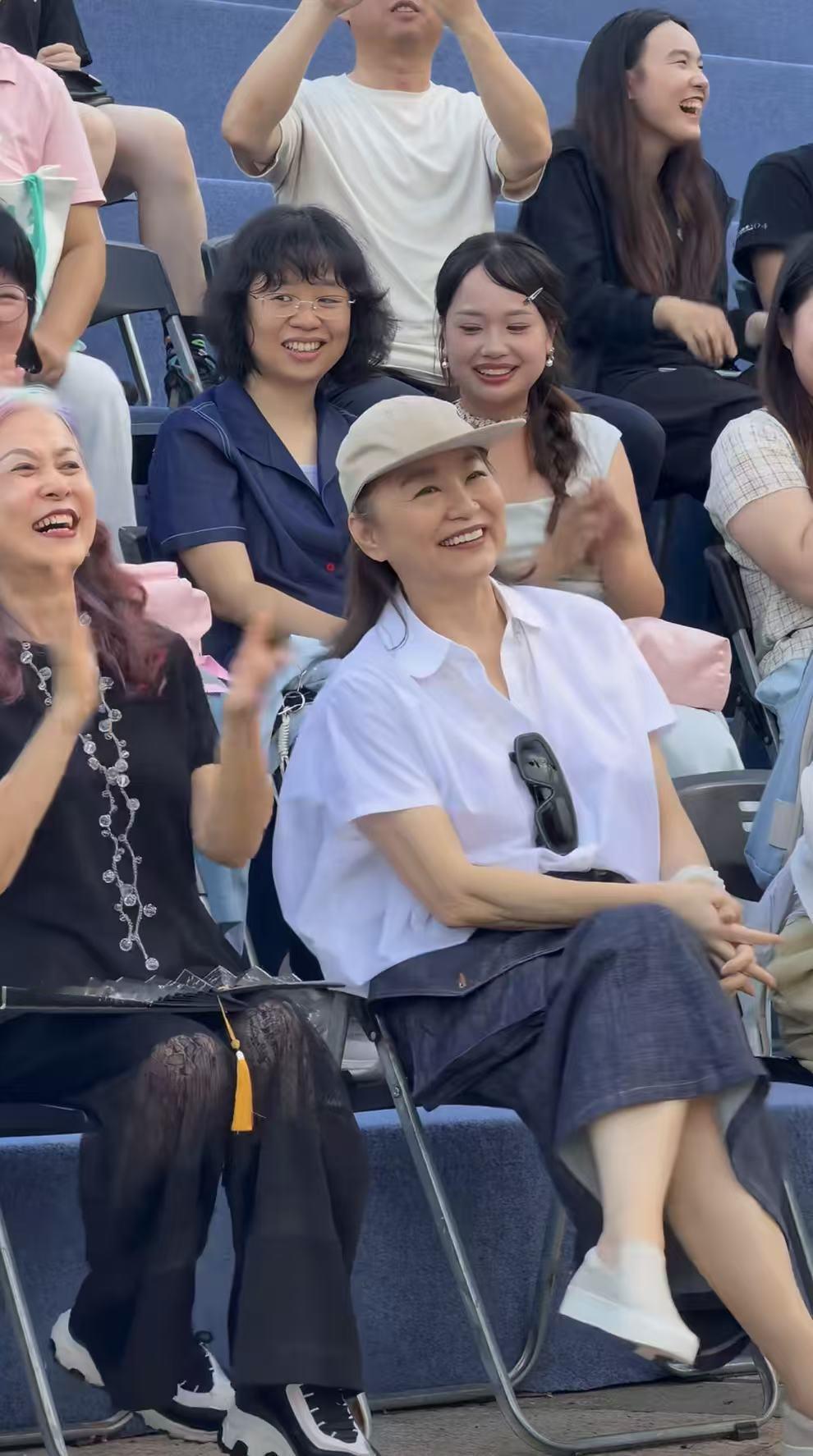 林青霞也老了！她现身江西赣州看演出，有网友偶遇她拍摄了视频。

她今年已经71岁