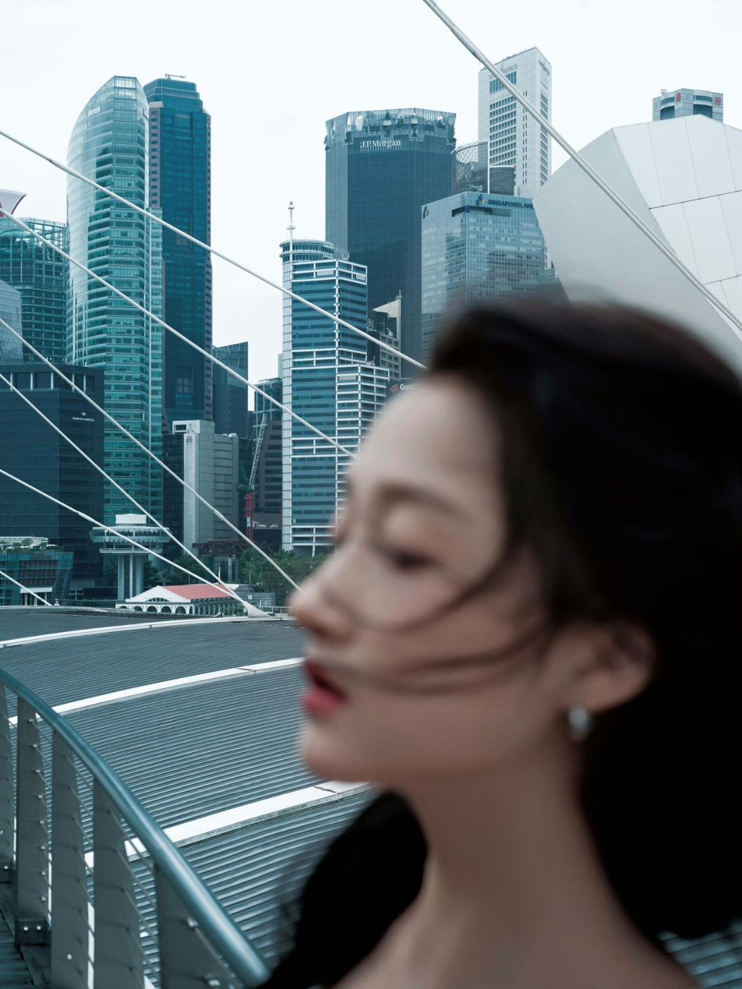 关晓彤冒雨打网球关晓彤新加坡逛吃vlog 在雨幕中挥洒汗水，每一个动作都写满活力