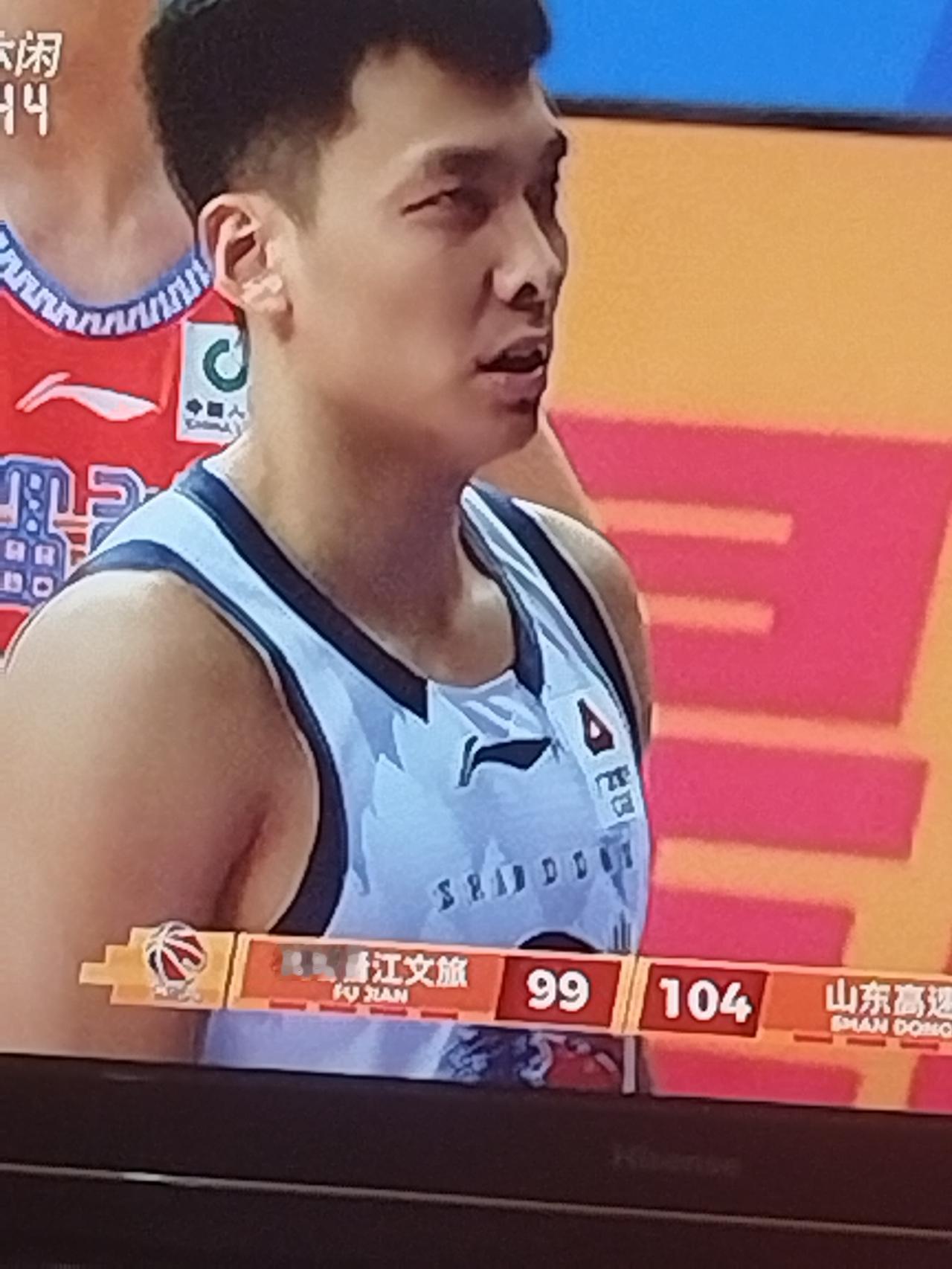 丘彪被罚缺阵，助理洋帅指挥，山东高速三军用力。客场加时105:99力克福建，豪取