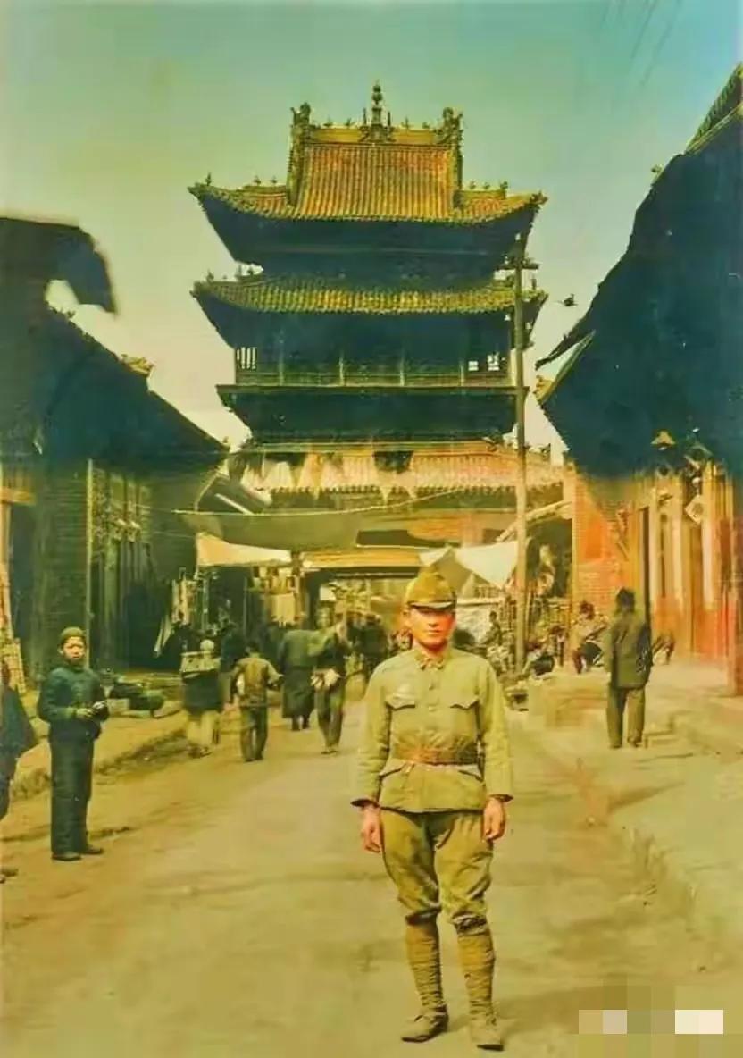 这是日军占领平遥古城后，一名日军士兵在平遥古城内留影。平遥古城是我国仅存的几座保