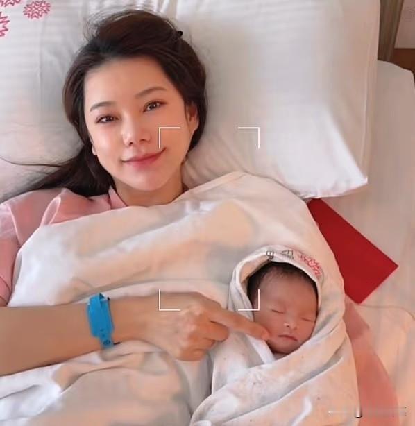 好家伙，
汪小菲这回是真不藏着掖着了，
直接甩出儿子高清无码睡颜照！

网友拿着