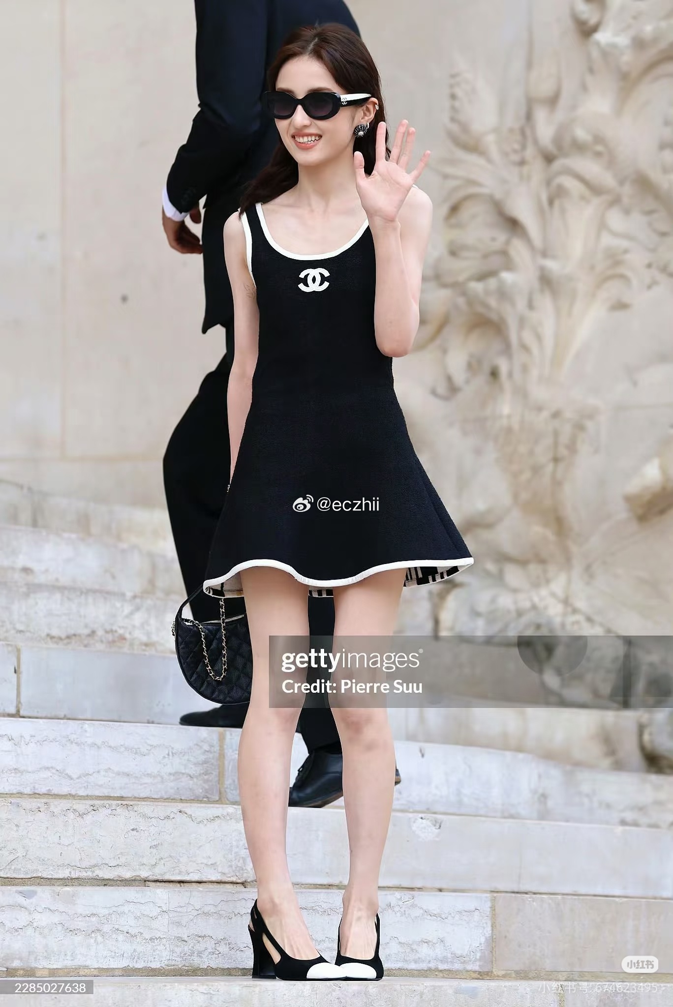 张子枫的香奈儿造型都驾驭蛮好的香奈儿衣服穿出来都比较成熟她也是比较难得的青春挂了