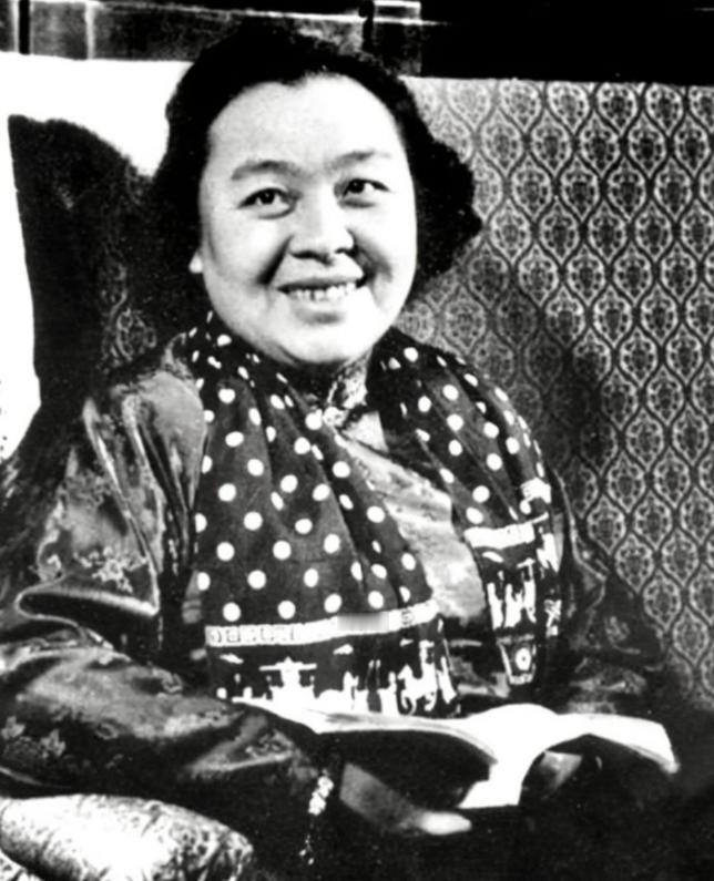 1928年，才女丁玲同时爱上了两个男人，并提出了三人同居，不可思议的是，她的想法