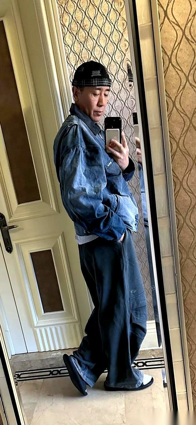 讲真，红不红这事儿，有时候真挺玄的。
就说于和伟吧，简直是演艺圈行走的“人脉加速