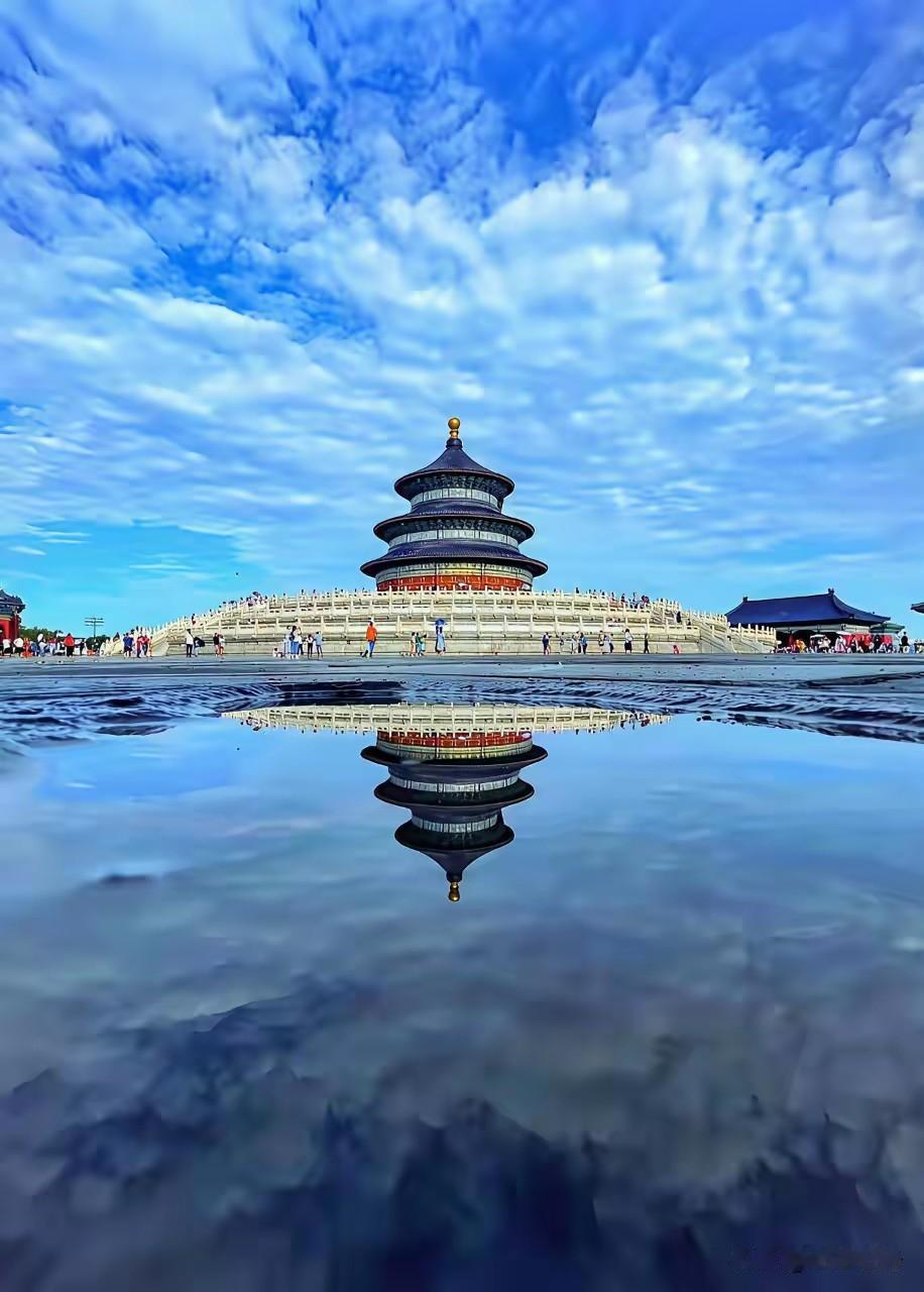 晴空万里时的天坛真是太美了，在当时的技术条件下能造出天坛和故宫这些传统建筑实在太