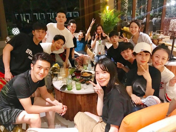 亲爱的热爱的剧组聚会，他们看起来向大学生，都是青春活跃的一群人 ​​​