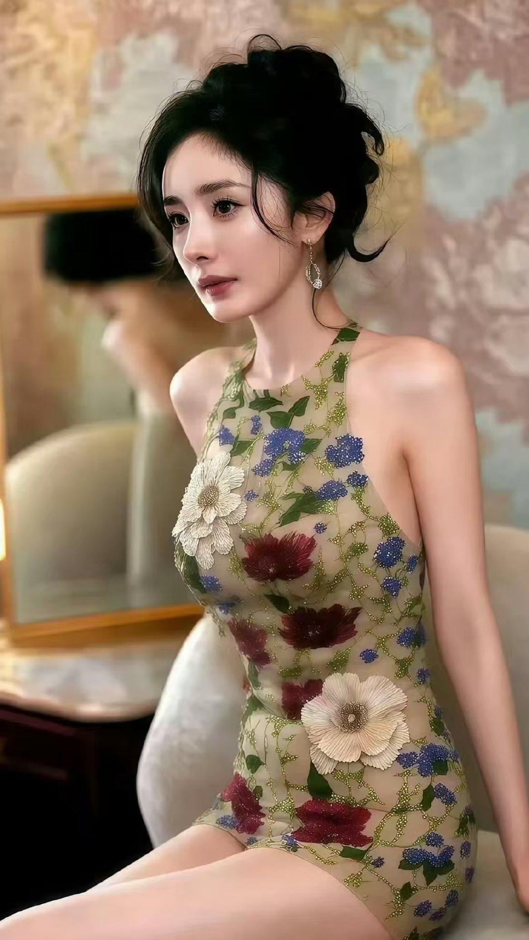 杨幂刺绣礼服美到失语杨幂这组照片真的好有氛围感！杨幂慵懒卷发造型 ​​​