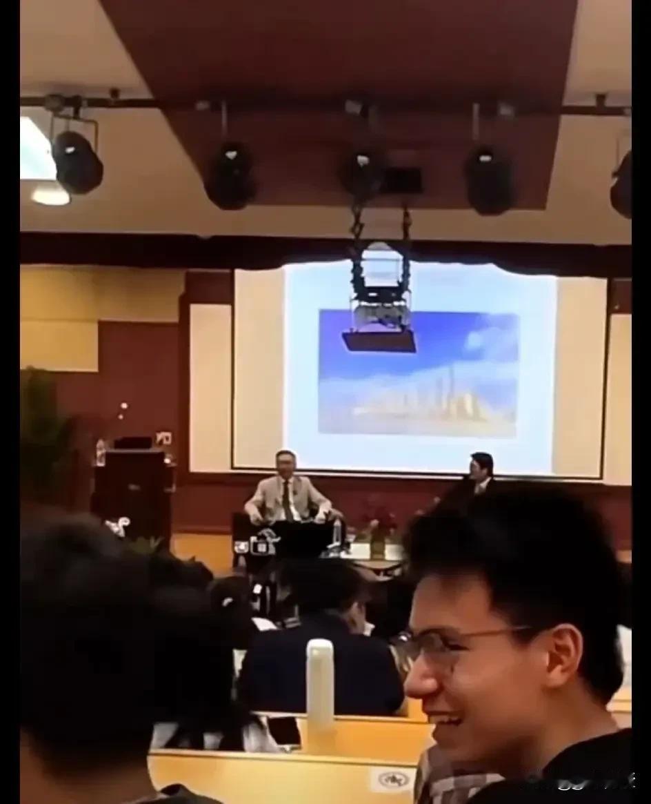 【张维为也有无言以对的时刻？】
张维为在马来西亚某大学讲座。
一位学生提问：我想