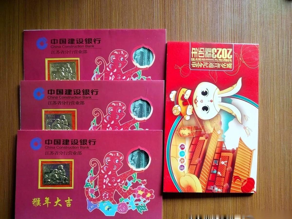 你敢信吗？
一张崭新的、还带着热乎气的2023年兔年纪念币，
就这么被人当垃圾，