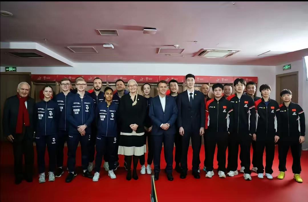 老乡总结的真到位：
他指着这张照片说：
看到了吗？
这分明就是
心与心的距离～