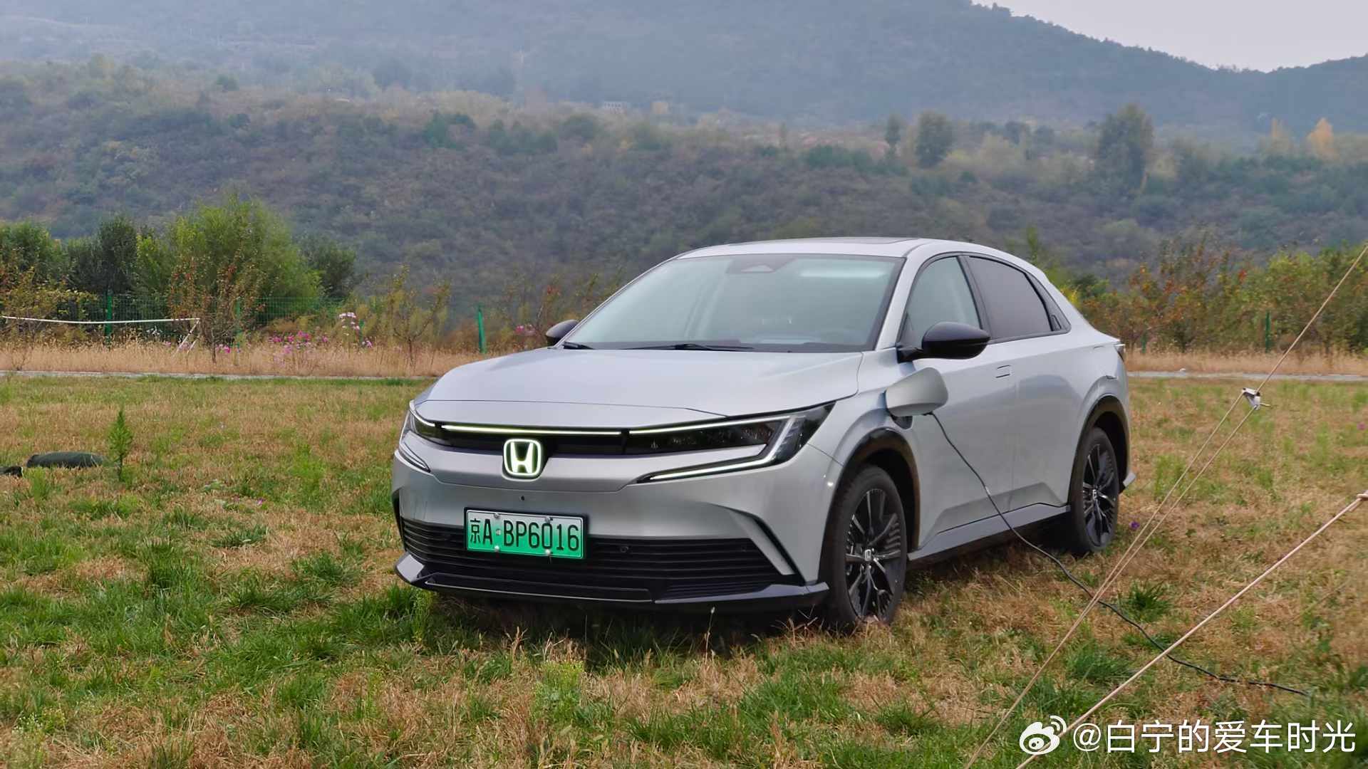 抽空去试了试广本极湃2，发现它有很多有意思的设计，比如前排中央的中控台可以收起，