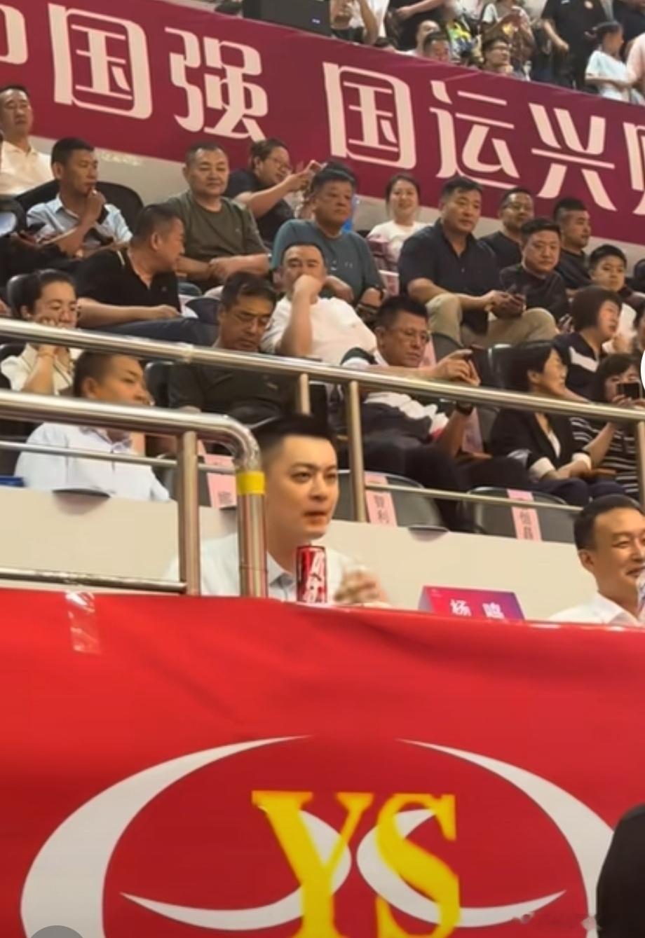 杨指导现身辽宁城市篮球联赛，看到很多球迷纷纷与他合照，人气杠杠滴。 