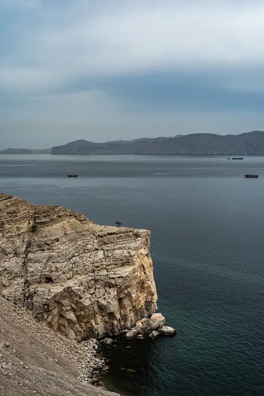 霍尔木兹海峡成为战略要地，原因超硬核。它是波斯湾连接外海的唯一通道，波斯湾周边有