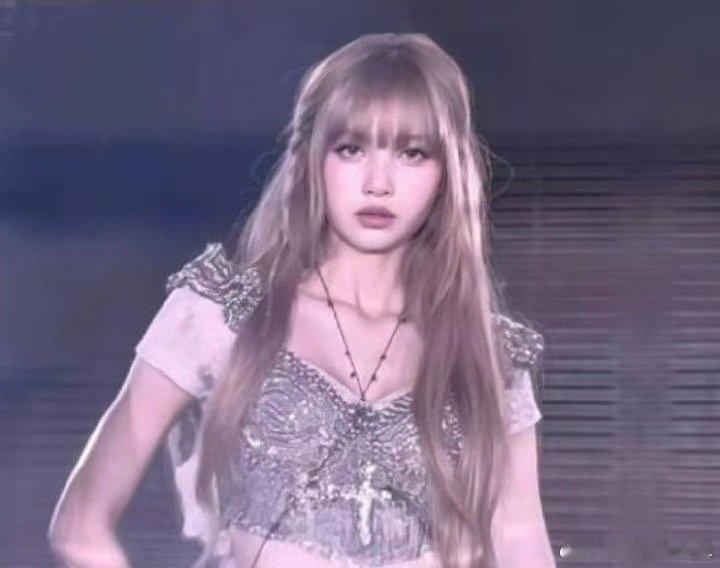 许允真对LISA的Rockstar舞台反应许允真对 Lisa 舞台的反应，完美演