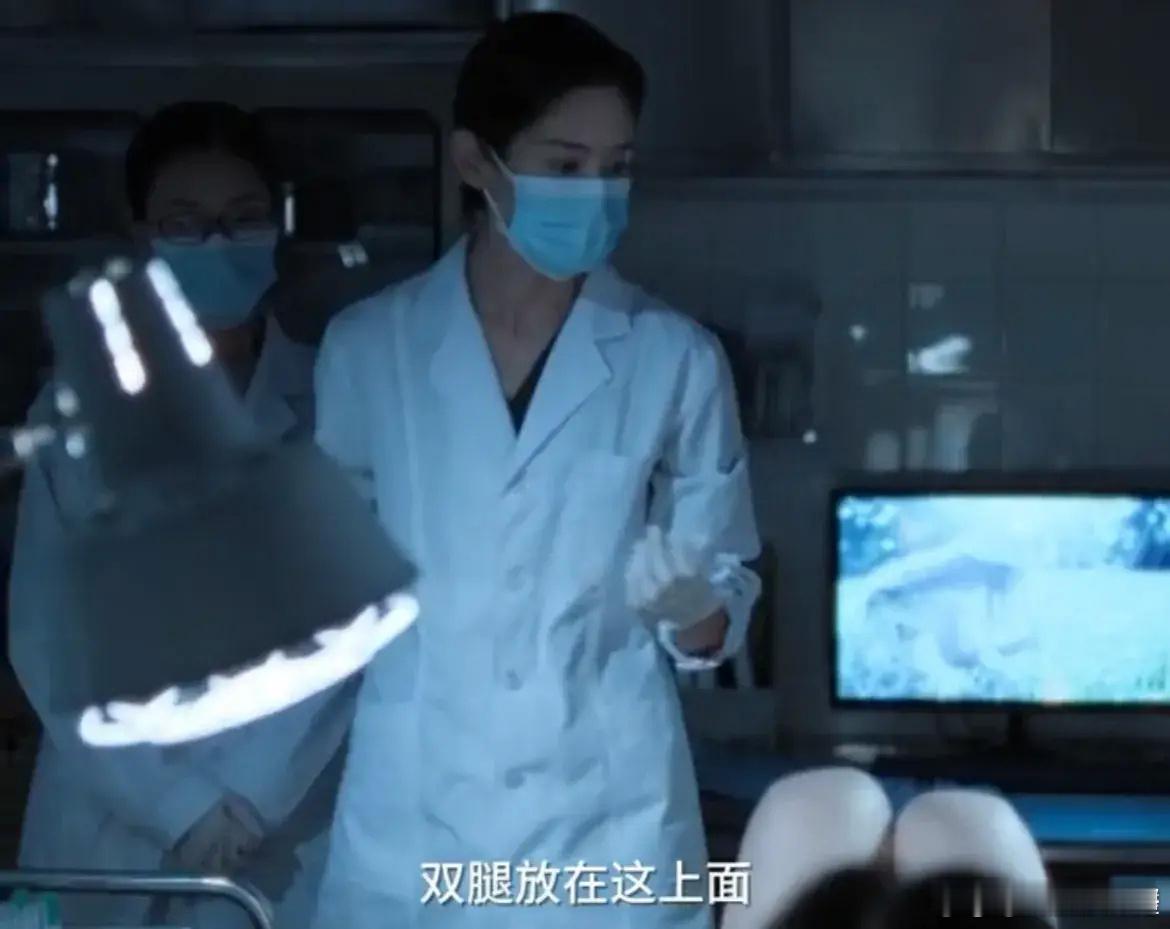 女医生态度冰冷地给疑似被性侵的女孩做取证检查：“双腿放在这上面……”女孩还没有反