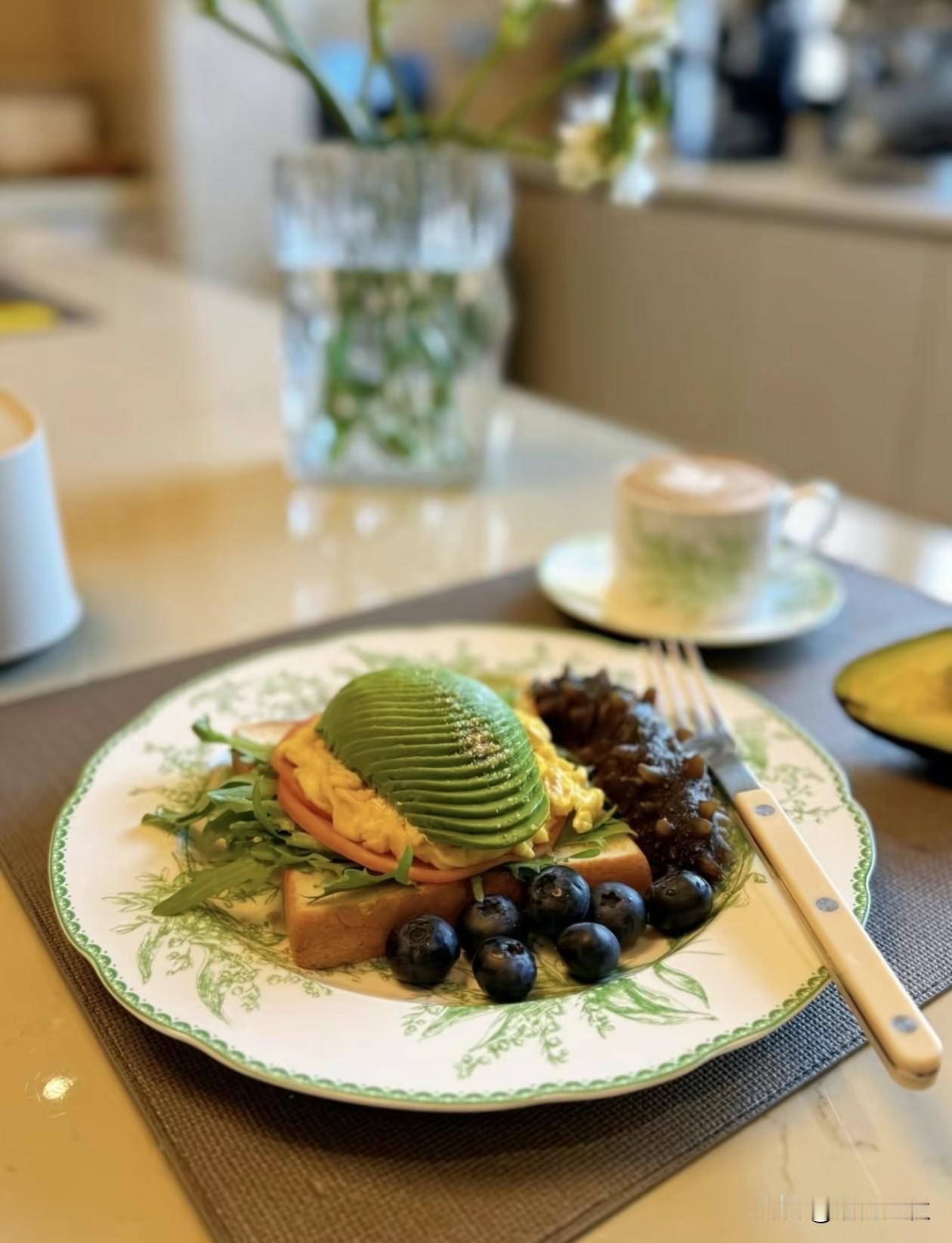 在清晨里摘自种的莱
在晨光里做自己喜欢的早餐

——日子是旧的，但快乐是新的。