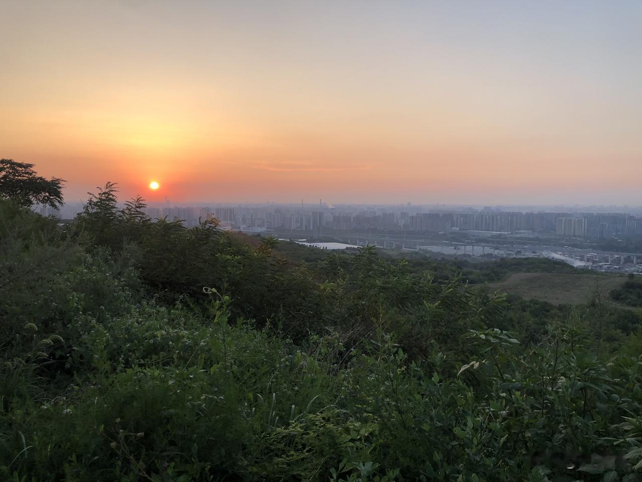 晒图笔记大赛白鹿原落日余晖，美景尽收眼底。