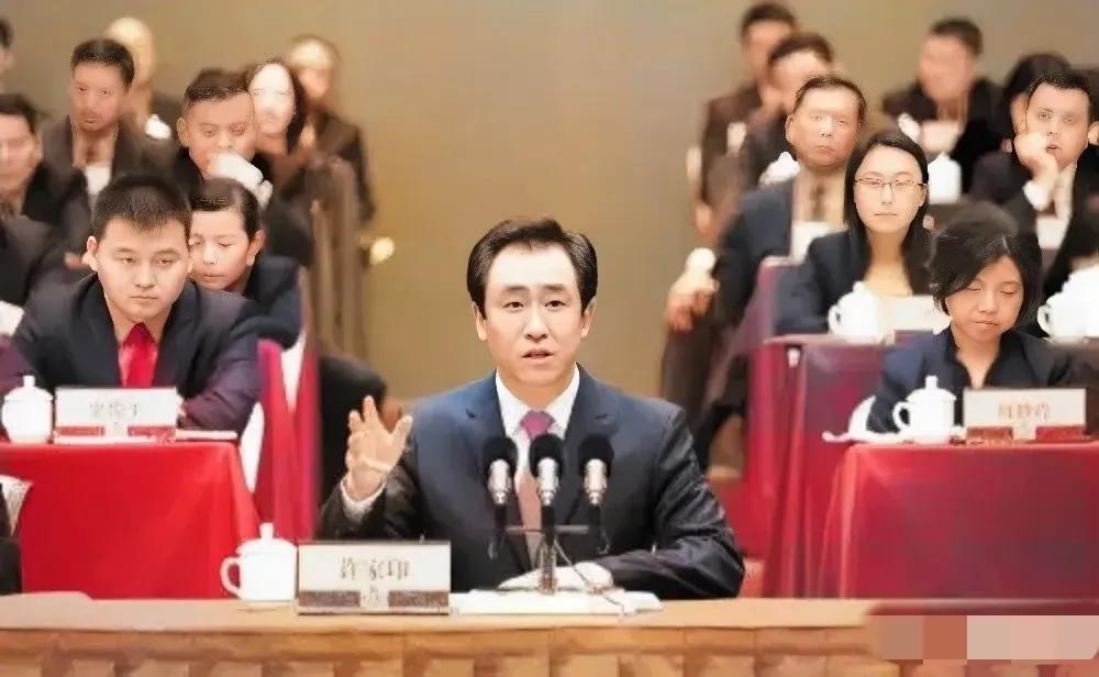 许家印印象：主席台上正襟危坐，KTV里纵情高歌，行业骄子春风得意，全国首富一地鸡