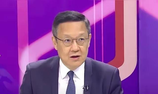 介文汲在节目里直言不讳表示：国民党主席郑丽文被大陆官方受邀参访江苏、上海、北京，