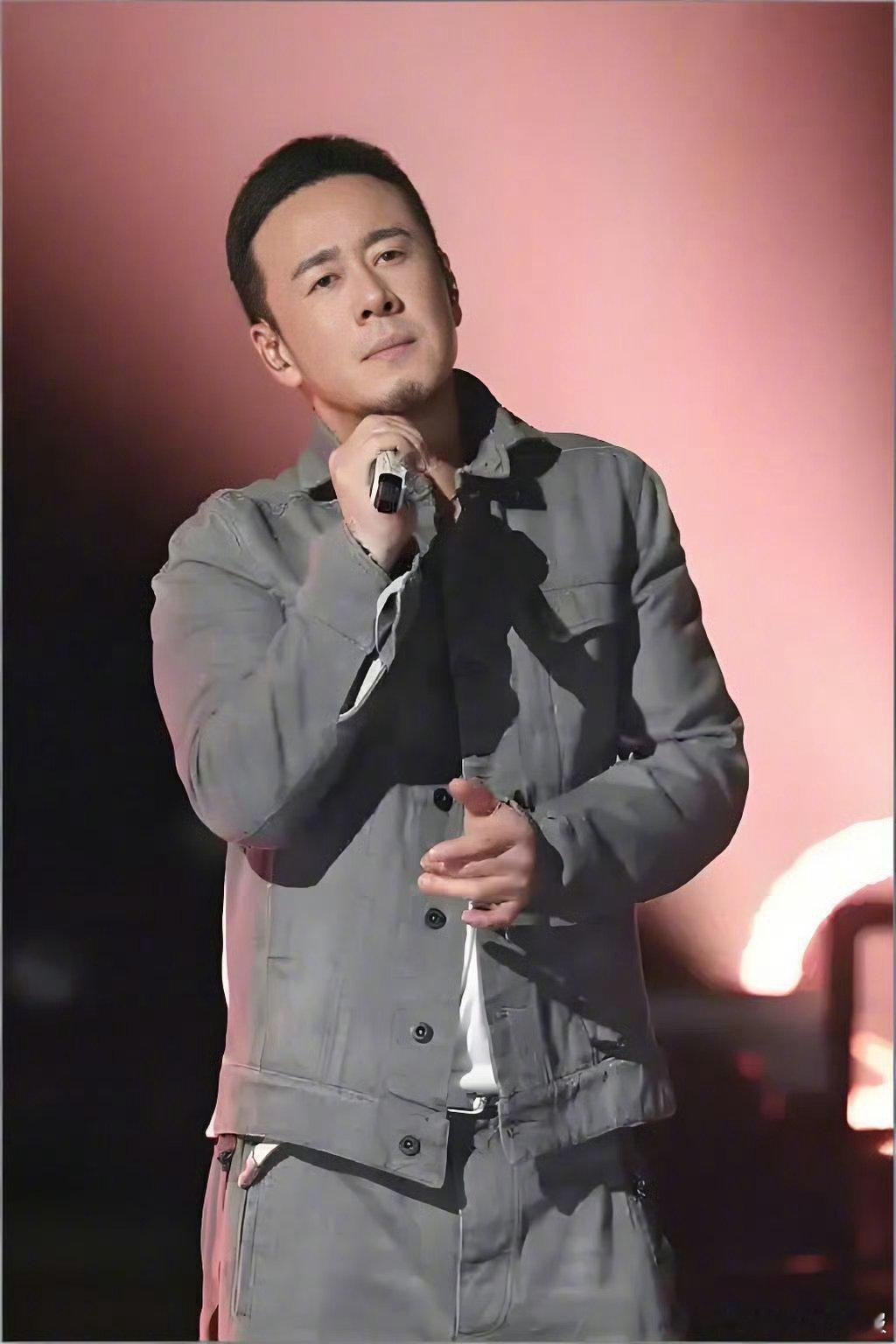 杨坤歌手直播看点十足，杨坤为守住不油腻flag反复打磨曲目，舞台呈现格外用心杨坤