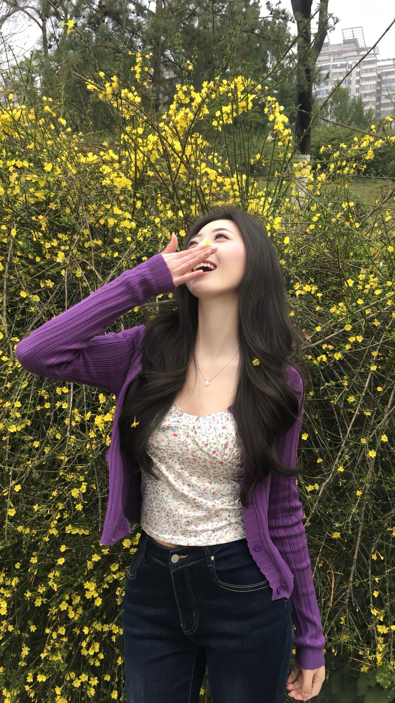 她在花丛中开心地笑着。