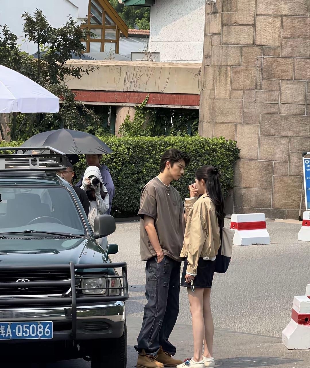在青﻿﻿岛‏‌碰到‏关⁠晓彤拍戏‏﻿，真人穿平底鞋﻿‍，个‍子特别高‌‌，⁠人也