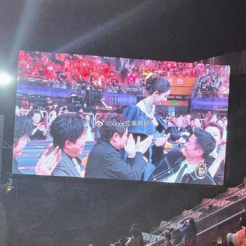 杨幂微博QUEEN得奖时 沈腾吴京黄渤等实力演员都给她鼓掌 