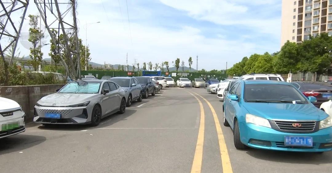 【小区门口双向4车道成停车场】昆明西山区一路段长期违停占道 近日，市民反映西山区