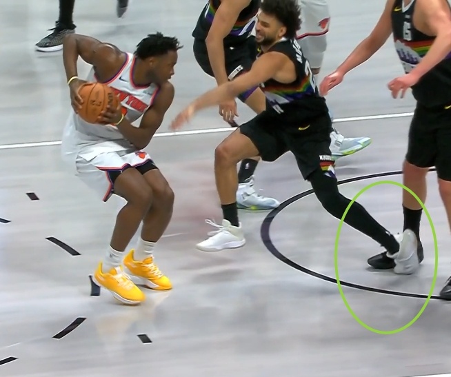 另一场比赛，戈登和黄忠复出，穆雷踩到约基奇，左脚踝扭伤退出比赛，掘金主场103-