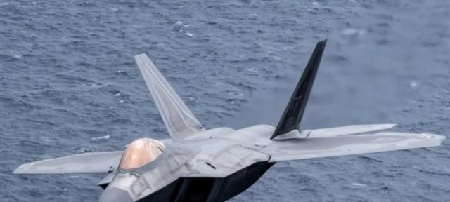 当一辆车的司机嘴上喊着安全，脚下却猛踩油门时，最让人心惊。今日日本政坛的景象，与