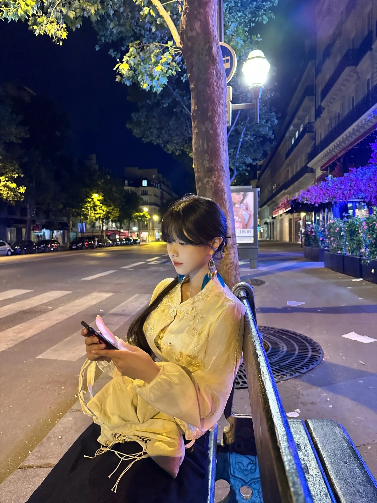 👨：坐姿能不能淑女一点。
