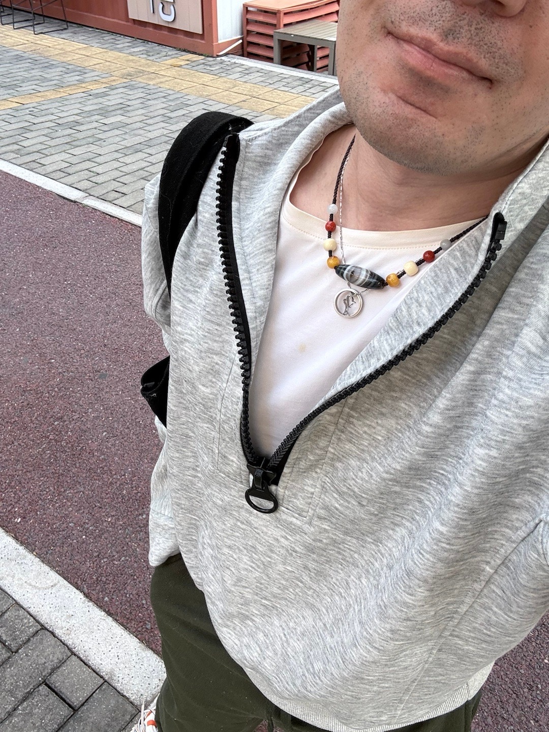 给我一杯酒再给我一支烟，说走就走我有的是时间