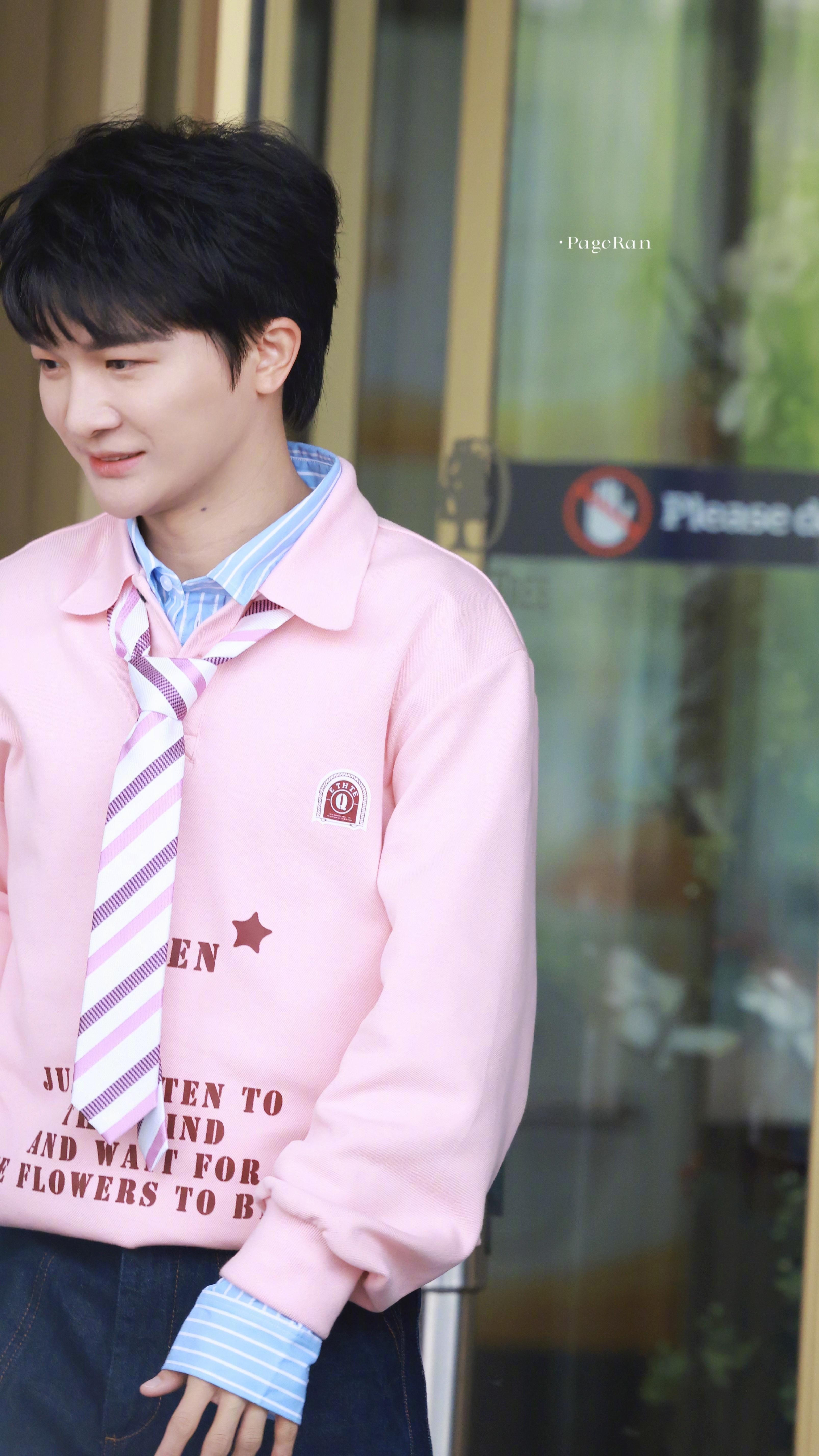 #周深粉蓝穿搭##周深草莓糖穿搭#最新上班路透图🈶！像一颗甜甜的草莓糖！！和昨