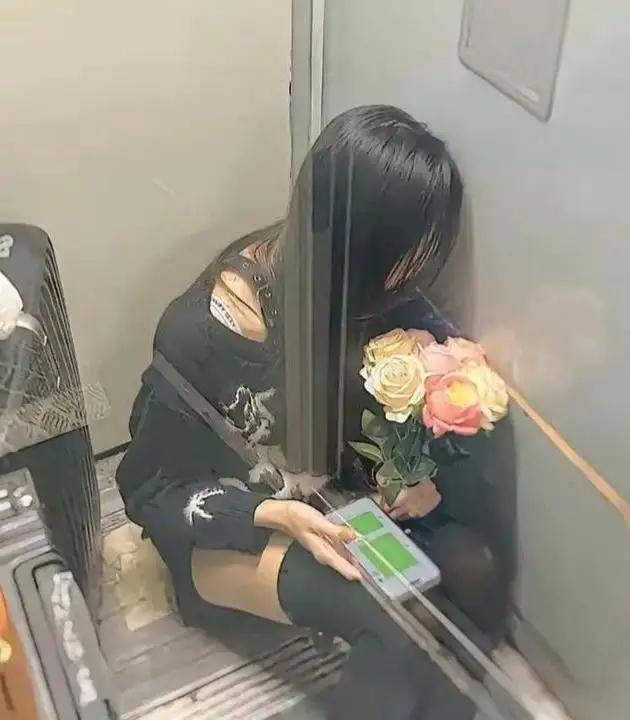 江西女孩持站票颠簸九小时送花，男友却拒不见面，结局令人心酸。
或许你会觉得，这只