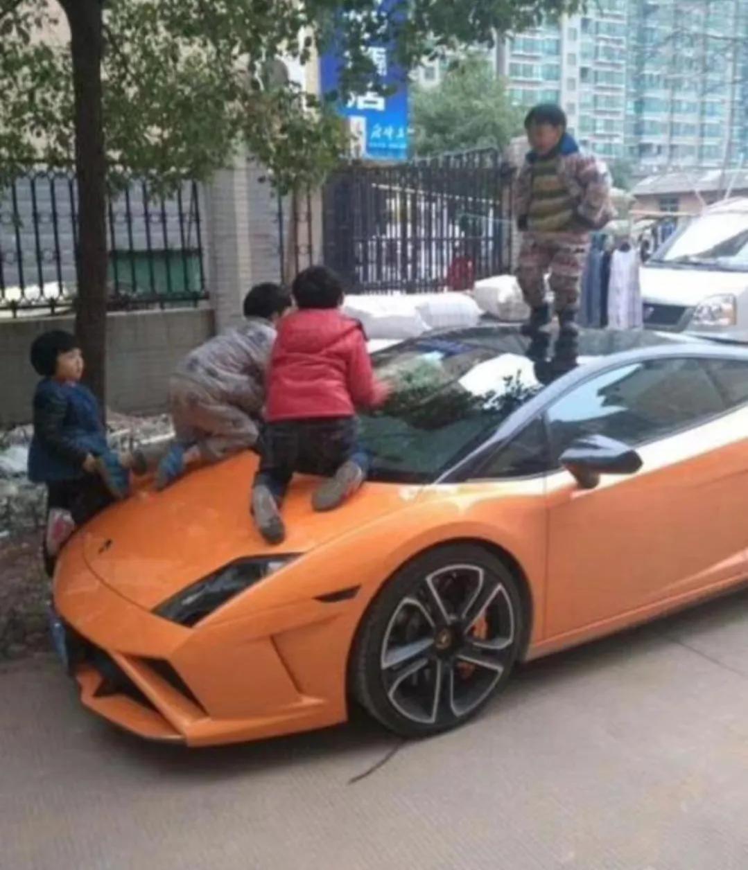 小朋友们开心才是无价。

一辆兰博基尼而已，有什么值得大惊小怪的？在小区里，一群