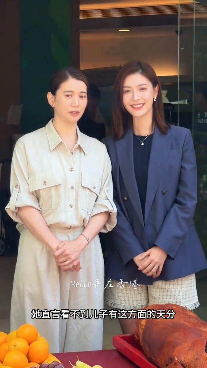 娱乐明星。
还真想不到袁咏仪会这样说。6月23日在访谈中被问到会不会给儿子张慕童