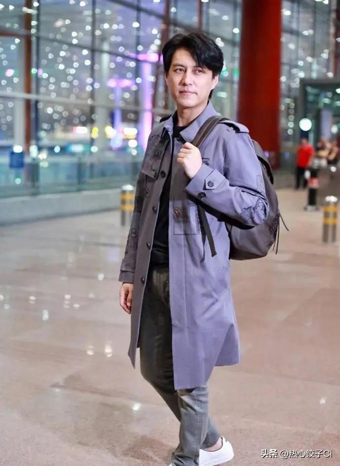 有人问靳东对短剧的看法，他说，我不看短剧，因为我也没看过短剧。我也不认为短句能代