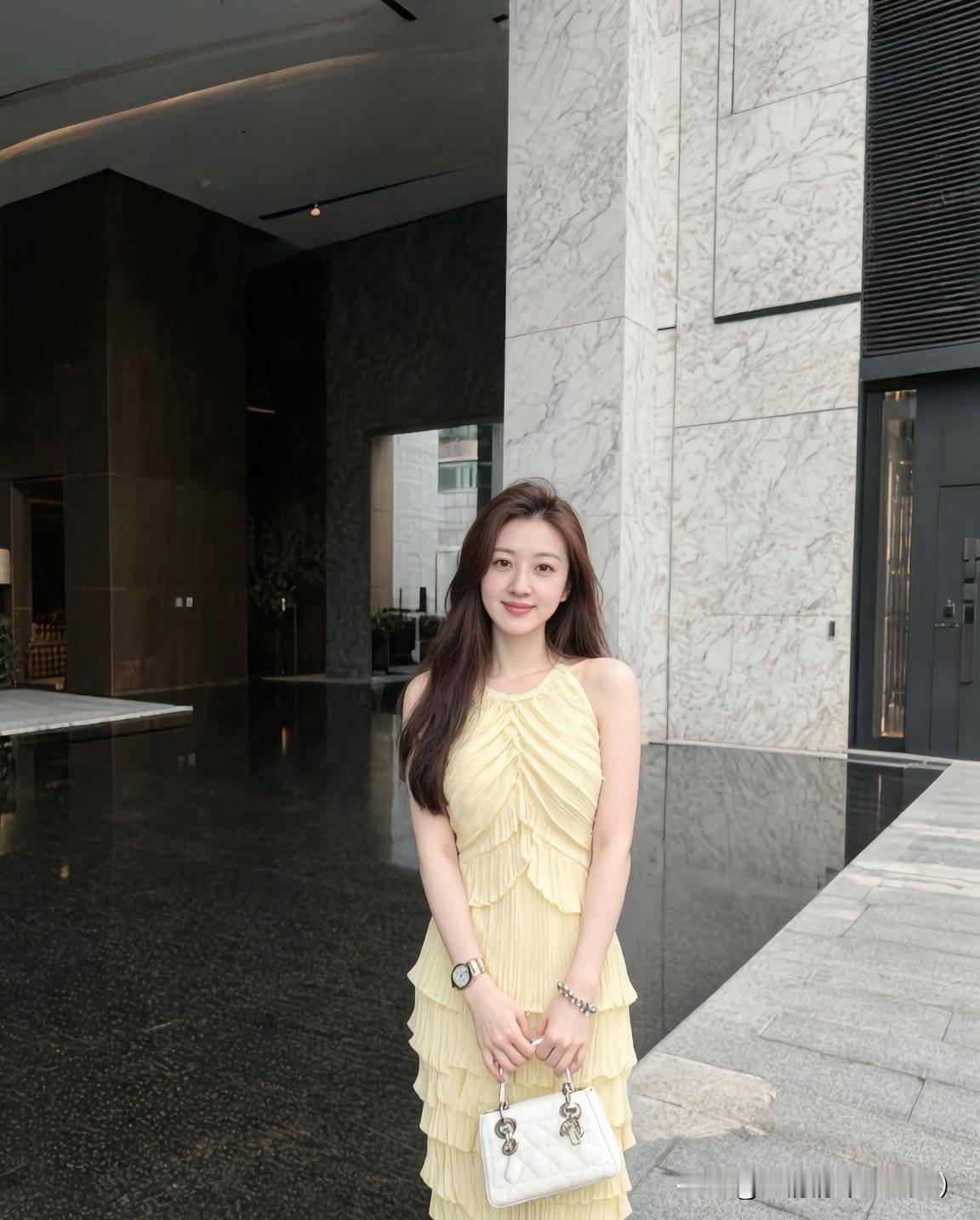 爱情是
风花雪月的心动，
婚姻是
柴米油盐的实在。
年轻时觉得爱情能打败一切，