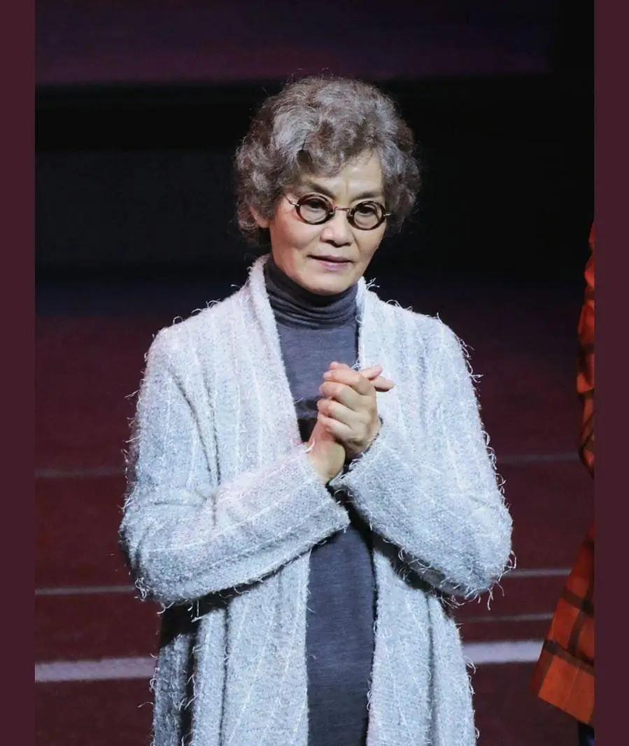 24岁，她嫁了。32岁，她离了。
奖杯冷，被窝更冷。
时代周刊封面，三个。
金鸡