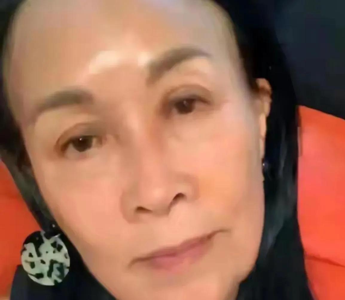 天呐，素颜的那英简直是面容塌陷，暮色重重，老态龙钟呀，看上去甚至有些骇人啦，你觉