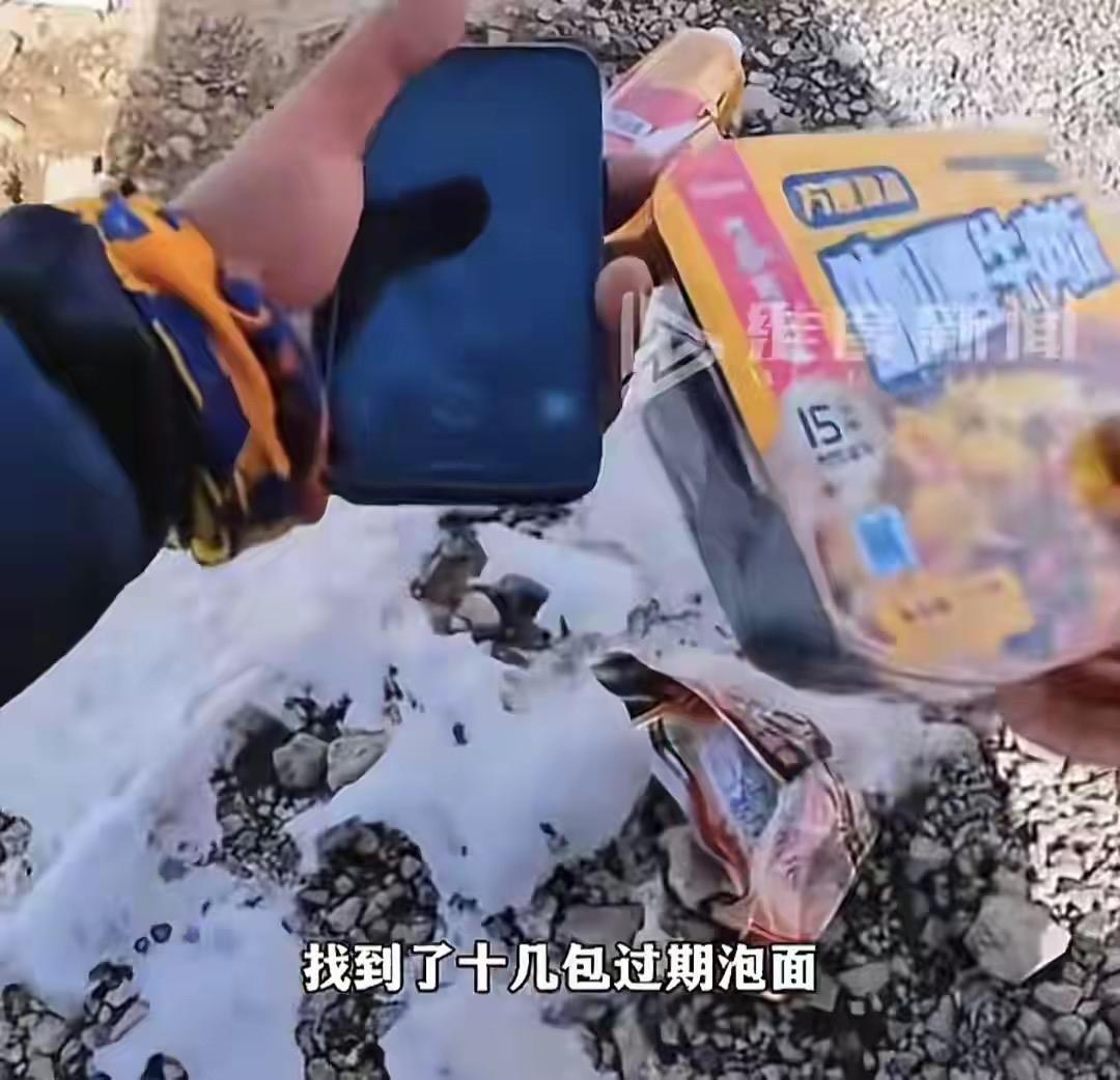 雪中送炭！骑行小哥阿里无人区啃过期泡面，解放军车队一幕太破防

真的泪目了！一男