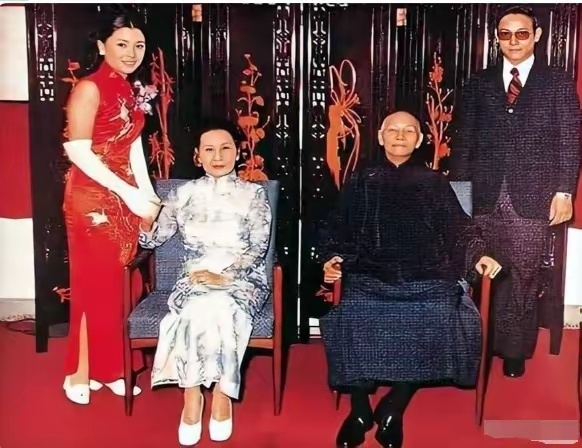 1973年，蒋介石的孙子蒋孝勇与方智怡大婚。当时病重的蒋介石已无法自行坐起，为平