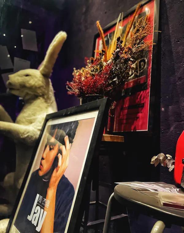 他早就不在唱歌了。
他在做局。
你以为周杰伦的150亿，是靠卖唱片和开演唱会攒的